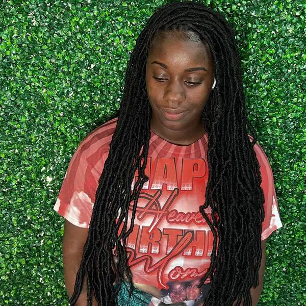 Bohemian Locs: una mujer con una camisa roja estampada.