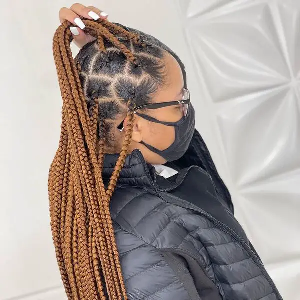 Caramel Jumbo Tribal Braids: una mujer con una chaqueta de invierno.