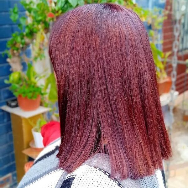 cabello rojo oscuro - una chica con un suéter de punto