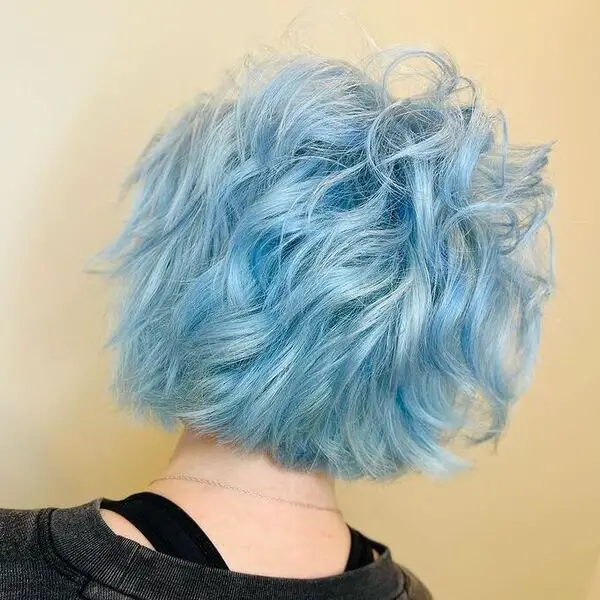 Corte de cabello corto azul cielo