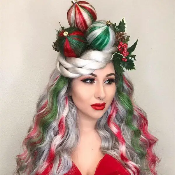 Christmas Balls Crazy Hairstyles - una mujer con una blusa roja