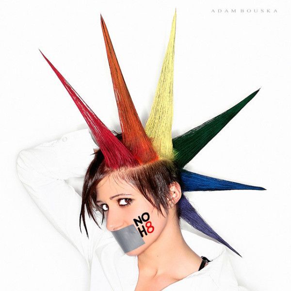 Crazy Colorful Liberty Spikes Hairstyles: una mujer con una manga larga blanca