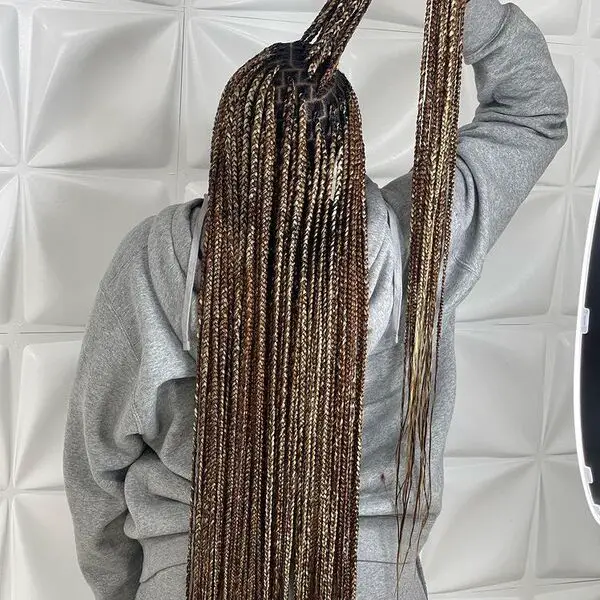 Corn Rows Stitch Braids: una mujer con una chaqueta con capucha gris y pantalones deportivos.