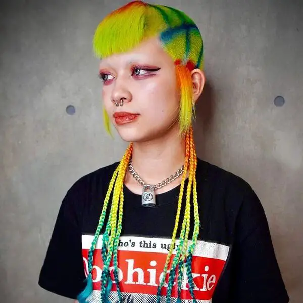 Crazy Buzz Cut con flequillo y 8 trenzas de encaje: una mujer con una camisa negra estampada