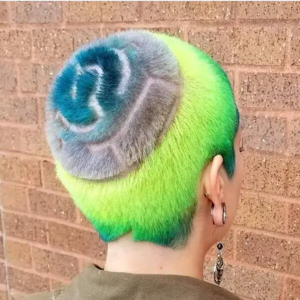 Crazy Buzz Multi Color Haircut: una mujer con aretes