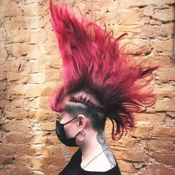 Crazy Long Red Mohawk with Braid: una mujer con una máscara negra