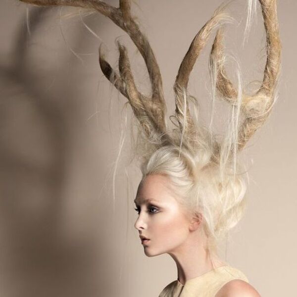 Crazy Wild Antler Hairstyle: una mujer con un vestido color crema