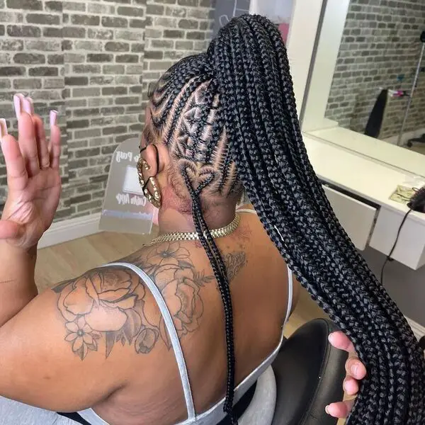 Crochet Jumbo Box Braids: una mujer con un tatuaje que lleva una blusa con tirantes finos