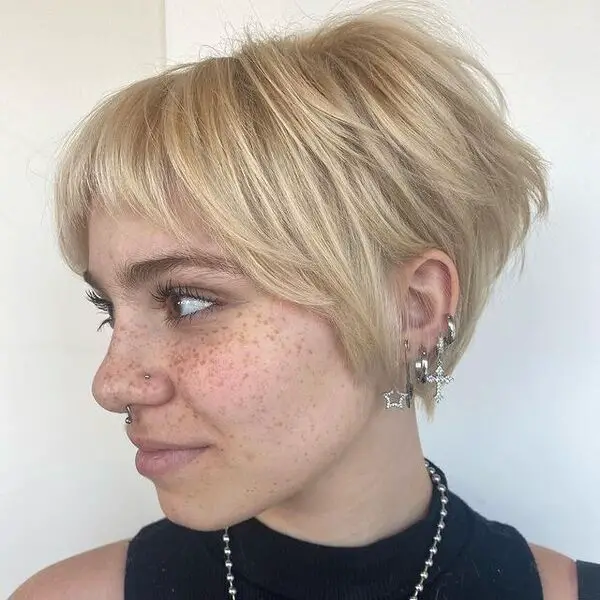 Cute Blonde Cut: una mujer con muchos aretes