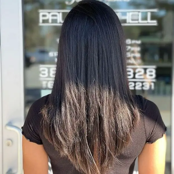 Peinado DIY V-Cut: una mujer con un top negro