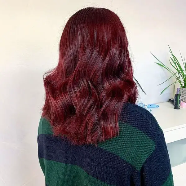 cabello rojo oscuro - una chica con un suéter de punto
