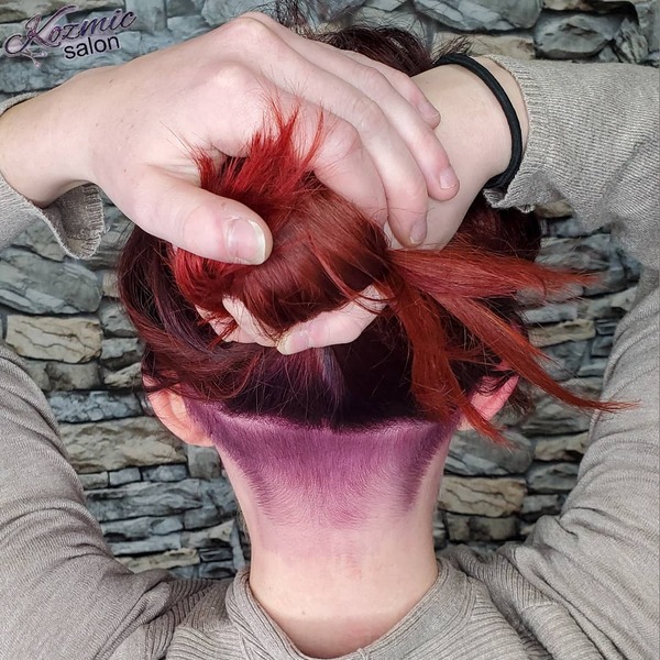 cabello rojo púrpura - una chica con suéter gris