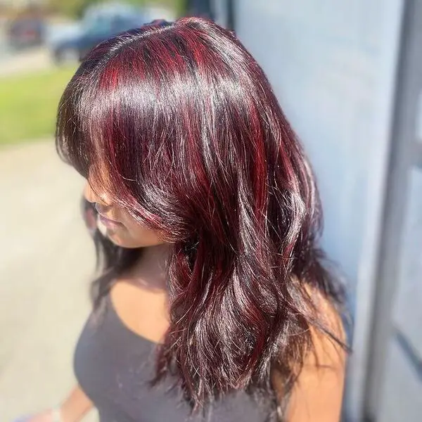 pelo rojo oscuro - una chica con un sando negro
