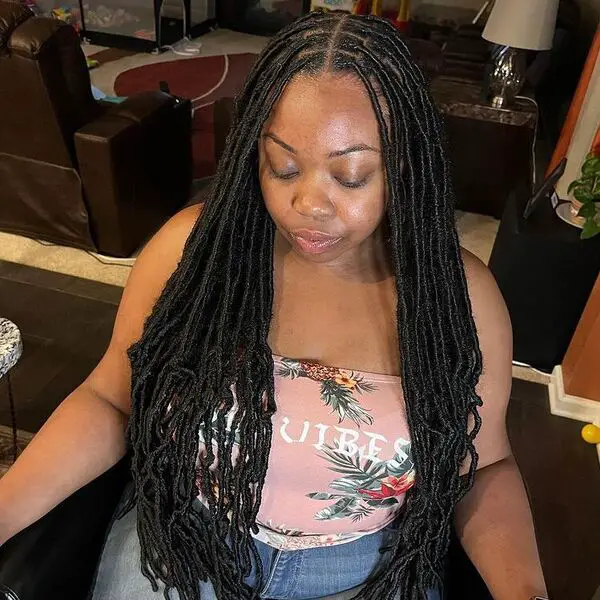 Locs angustiados: una mujer que lleva un top sexy con flores.