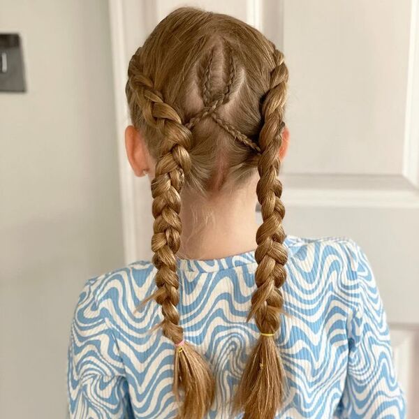 Peinados de trenzas holandesas dobles para niñas: una niña con mangas largas azules y blancas.