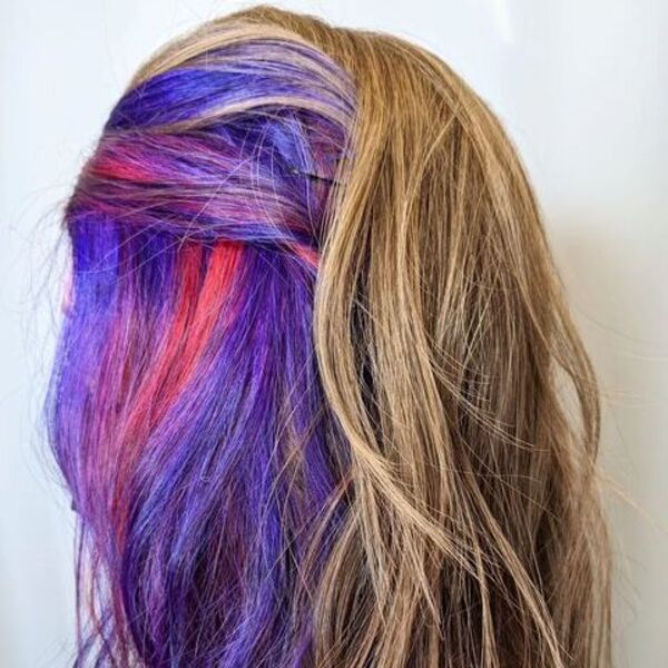 cabello rojo púrpura - una chica con cabello castaño