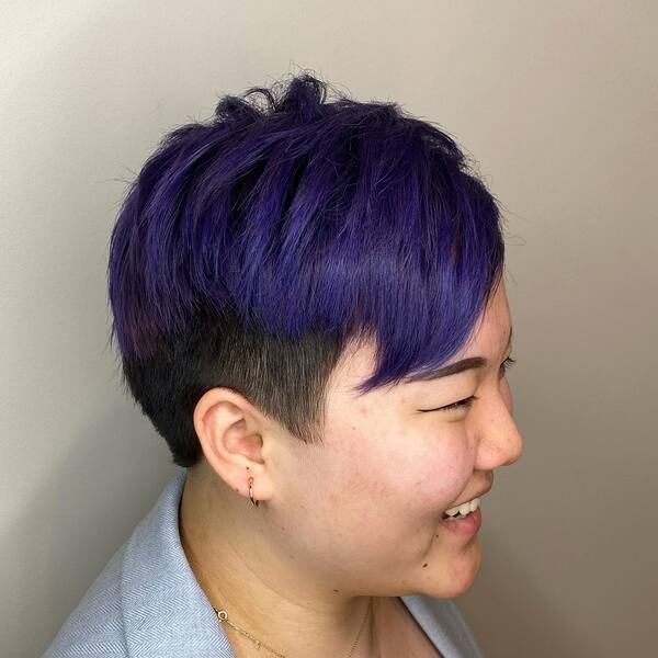 Edgy Side Fringe Purple Hair: una mujer con aretes y collar