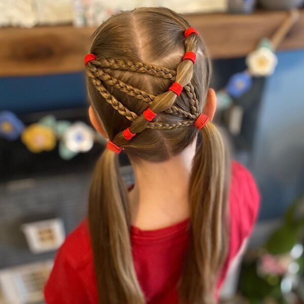 Peinados fabulosos y originales para niñas: una niña con camisa roja.