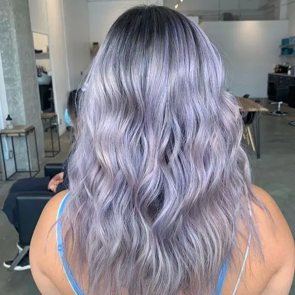 Faded Silver Purple Hair una mujer dentro de un salon 2024