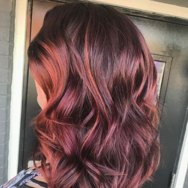 cabello rojo púrpura - una chica además de la puerta