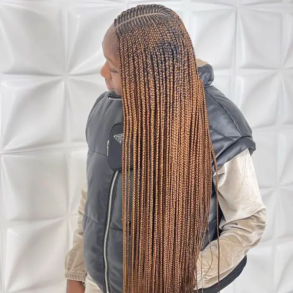 Faux Locs: una mujer que lleva una chaqueta con chaleco.