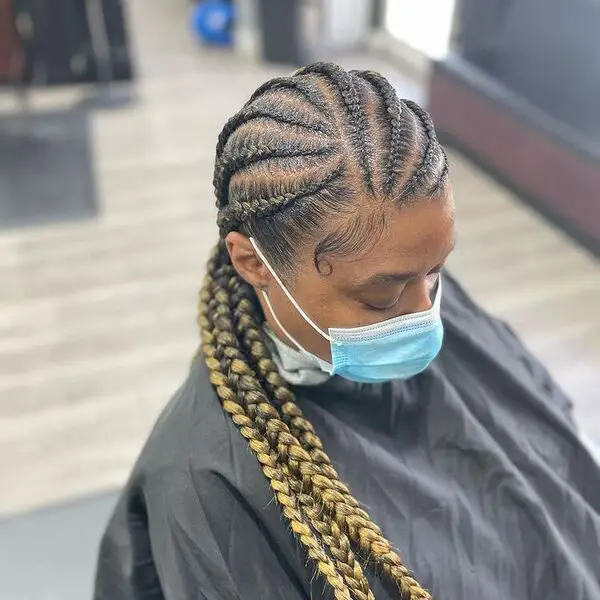 French Box Braids: una mujer con una máscara facial de color azul