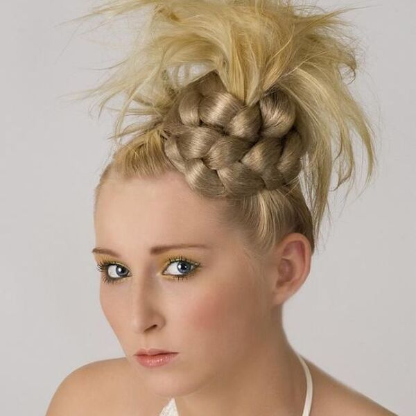 Crazy Funky Updo Hairstyles: una mujer con un top blanco