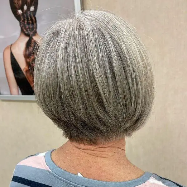 Grey Layered Bob Hair: una anciana con una camisa estampada