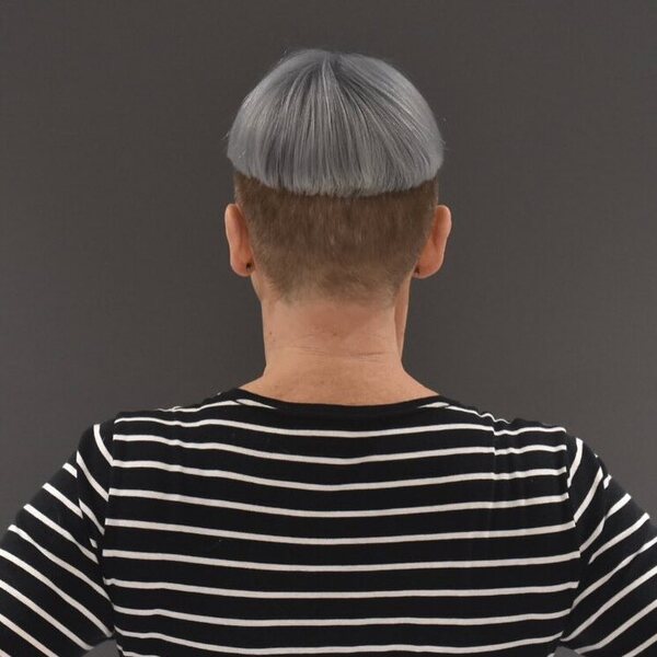 Grey High Fade Mushroom Cut: una mujer con un top a rayas