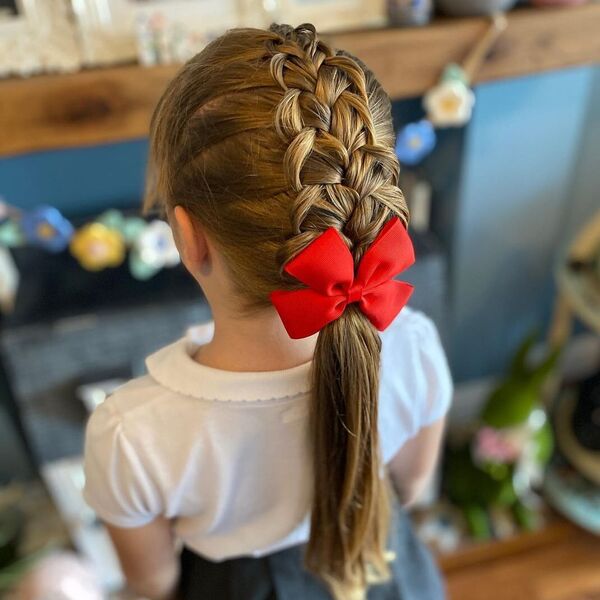 Half French Braid Pony Hairstyles for Girls: una niña con una blusa blanca con una decoración de cabello con cinta roja.