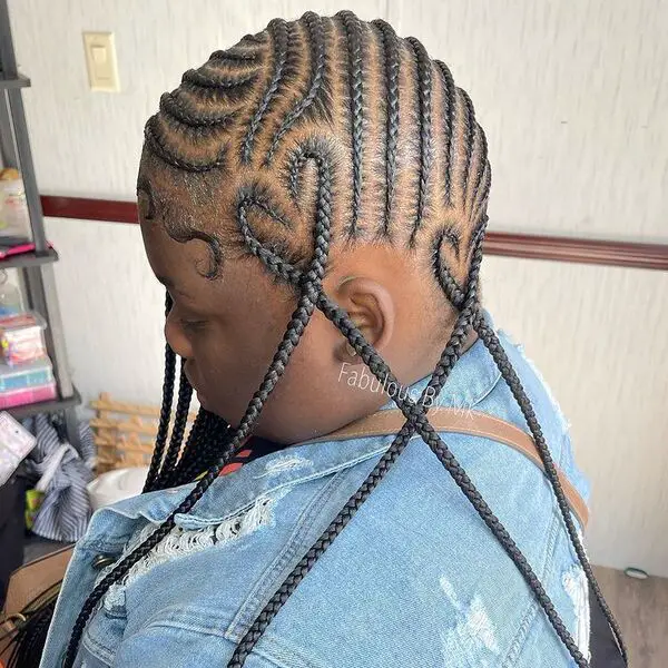 Trenzas de limonada en forma de corazón: una mujer con una chaqueta de mezclilla azul.