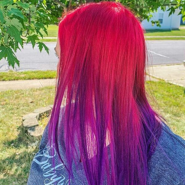 cabello rojo púrpura - una chica con camisa azul