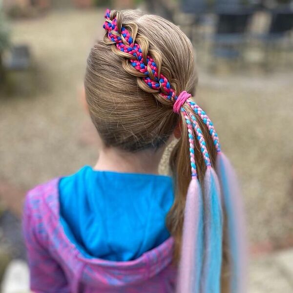 Lavish Slant Pull-through Braids Hairstyles for Girls: una niña con una chaqueta con capucha rosa azul.