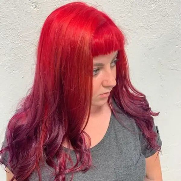 cabello rojo púrpura - una chica con camisa gris