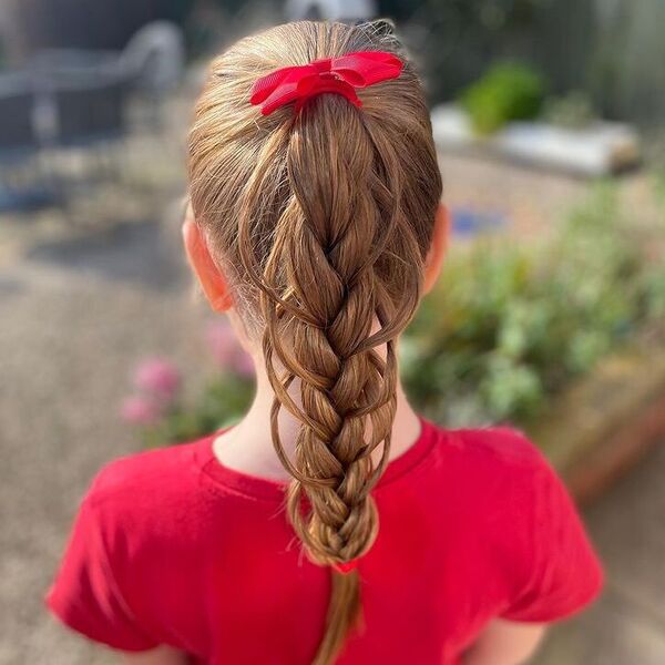 Peinados de cola de caballo trenzada en bucle para niñas: una niña con camisa roja.