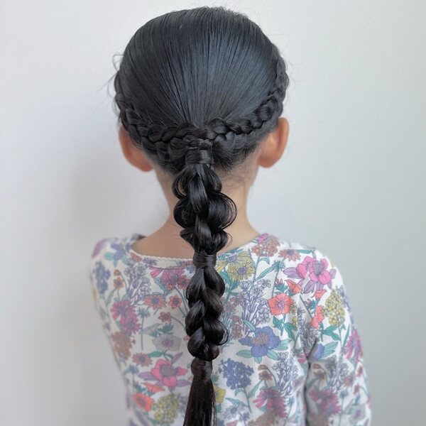 Lovely Flatten Crown Braid Pony: una chica con mangas largas florales.