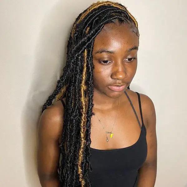 Marley Long Locs: una mujer con un top sexy negro.