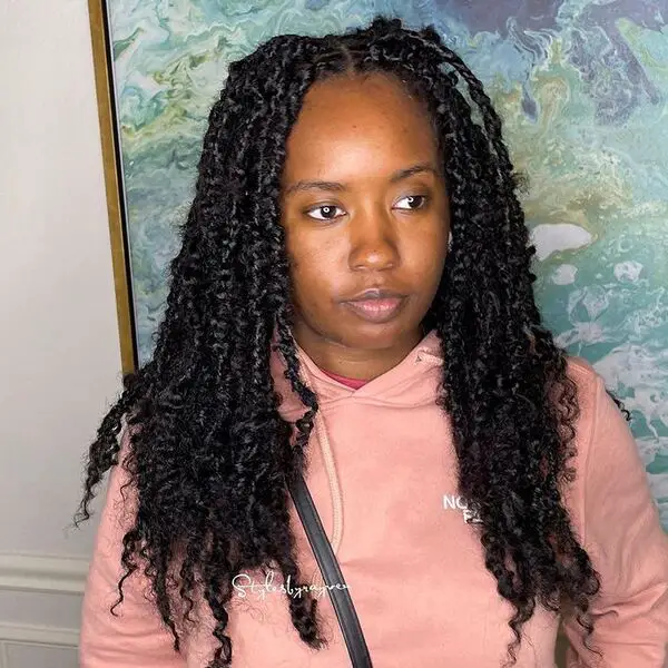 Ray-locs medianos: una mujer con una chaqueta con capucha de color melocotón.