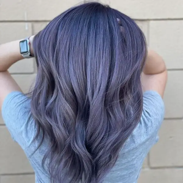 Midnight Purple Silver Hair una mujer con una camisa azul 2024