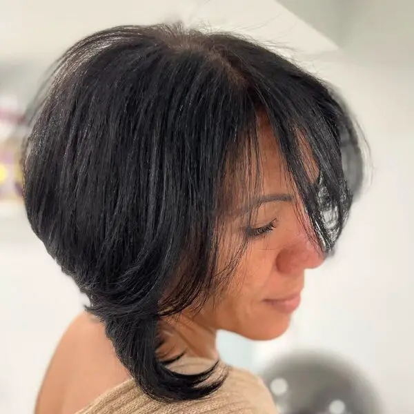 Natural Black Bixie Hair: una mujer con un top beige de punto