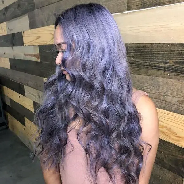 Pastel Silver Lavender Hair una mujer con una camisa marron sin mangas 2024