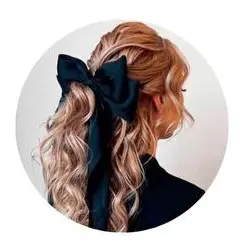 Peinado de mujer muy bonito con el cabello de formas onduladas