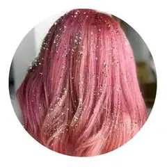 Mujer con el pelo de color rosa y purpurina en el cabello