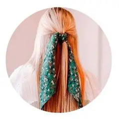 Peinado bonito para fiestas con el pelo lacio y un pañuelo decorativo