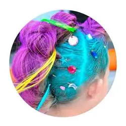 peinado loco para niña con el pelo de forma de unicornio con colores azules y rosas
