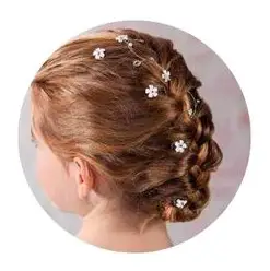 Peinado infantil con el pelo recogido con trenzas y flores