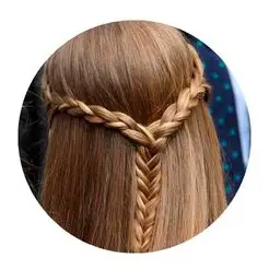 Peinado sencillo con el pelo suelto y dos trenzas unidas