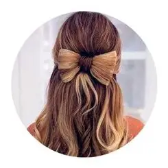 Idea de peinado bonito para fiestas llevando el pelo suelto y con un semi recogido en forma de lazo