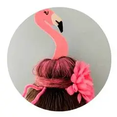 Peinado loco para niña con forma de flamenco rosa
