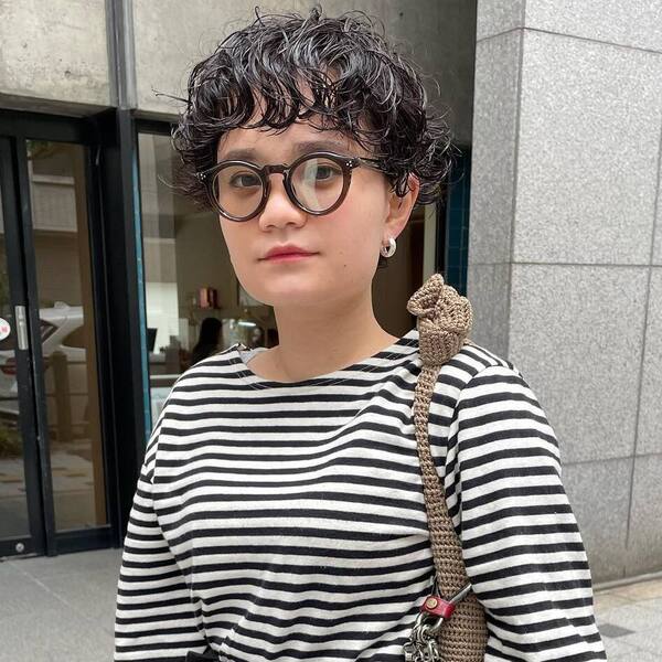 Mushroom Hair con permanente: una mujer con un top a rayas
